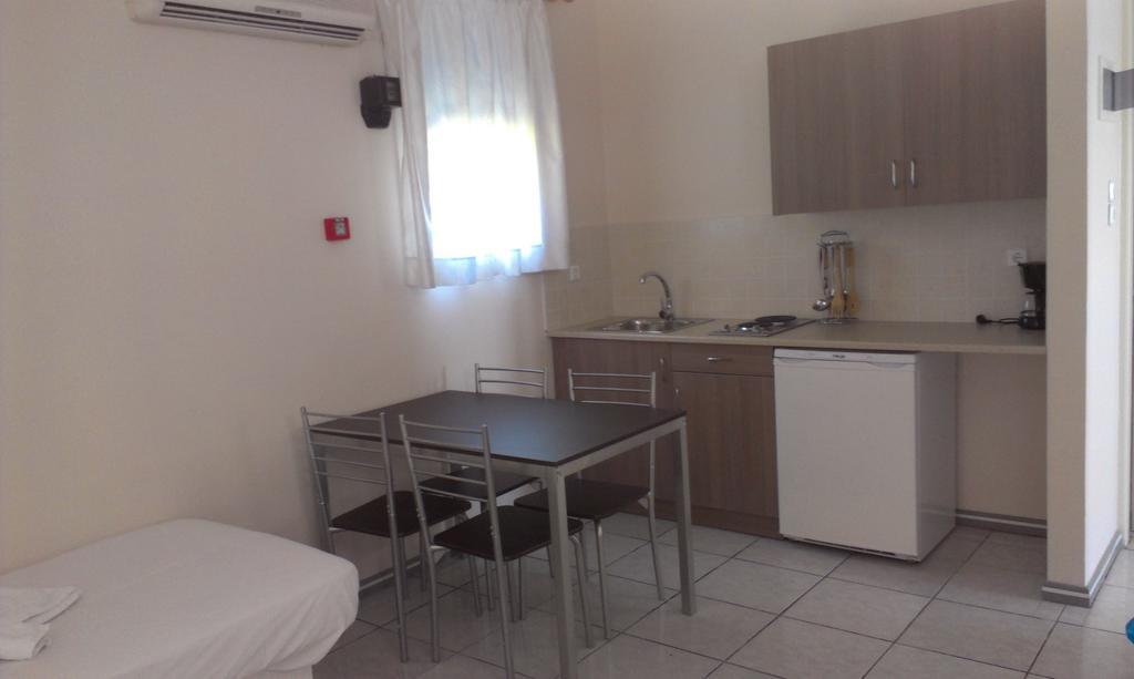Paralia Agias Foteinis Iro Apartments الغرفة الصورة