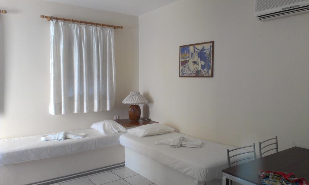 Paralia Agias Foteinis Iro Apartments الغرفة الصورة