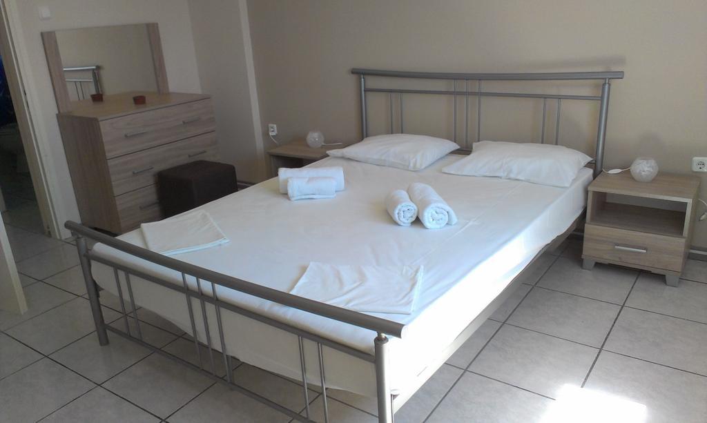 Paralia Agias Foteinis Iro Apartments الغرفة الصورة